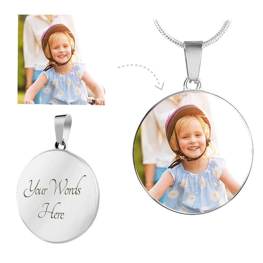 Personalized circle necklace with photo and engraving, available in gold or silver, crafted with surgical steel and 18k gold finish.